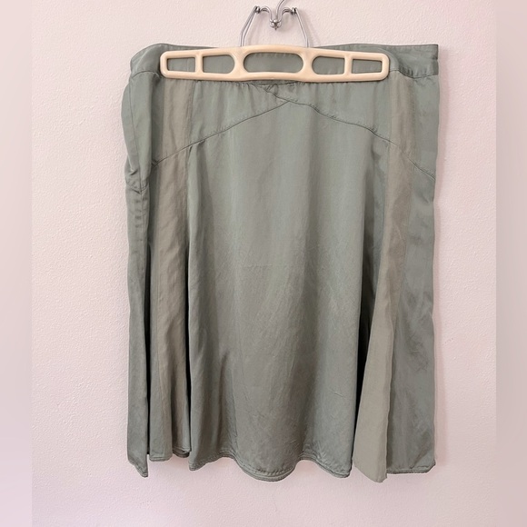 CLUB MONACO mint sage green midi skirt. Soft satin flirty feminine Size 6 - Picture 12 of 13